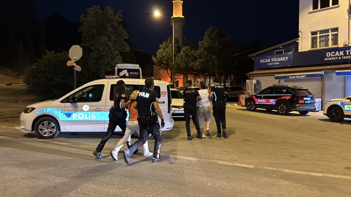 Edirne'de polis kontrol noktası yakınında aracını bırakıp yaya olarak kaçmaya çalışan alkollü...