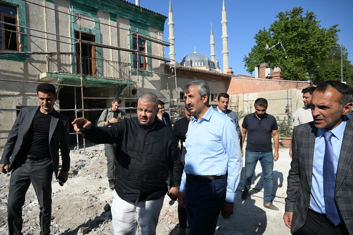 Edirne'de Selimiye Meydanı'nda bulunan Havlucular Hanı ve Mezit Bey Hamamı'ndaki restorasyon...