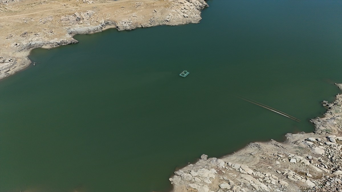 Edirne'ye içme suyu sağlayan Kırklareli'nin Kayalıköy Barajı'nın su seviyesi, kuraklık nedeniyle...