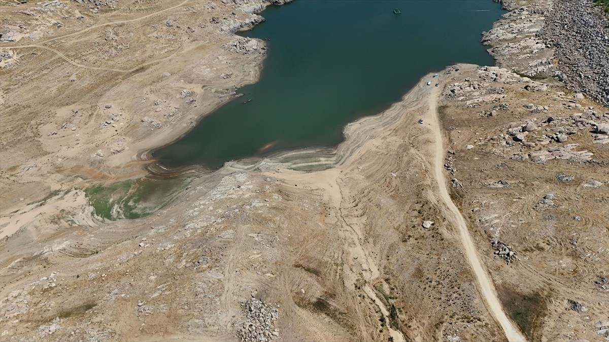 Edirne'ye içme suyu sağlayan Kırklareli'nin Kayalıköy Barajı'nın su seviyesi, kuraklık nedeniyle...