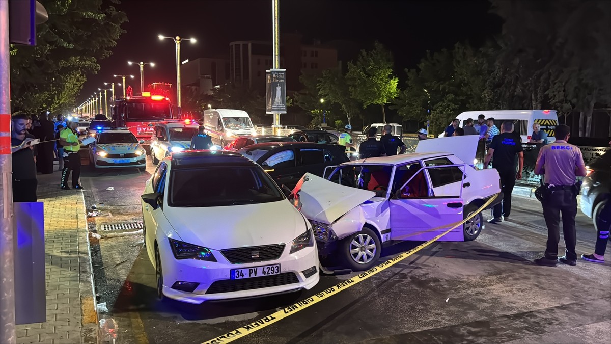  Elazığ'da 5 aracın karıştığı zincirleme trafik kazasında 2'si ağır 4 kişi yaralandı.