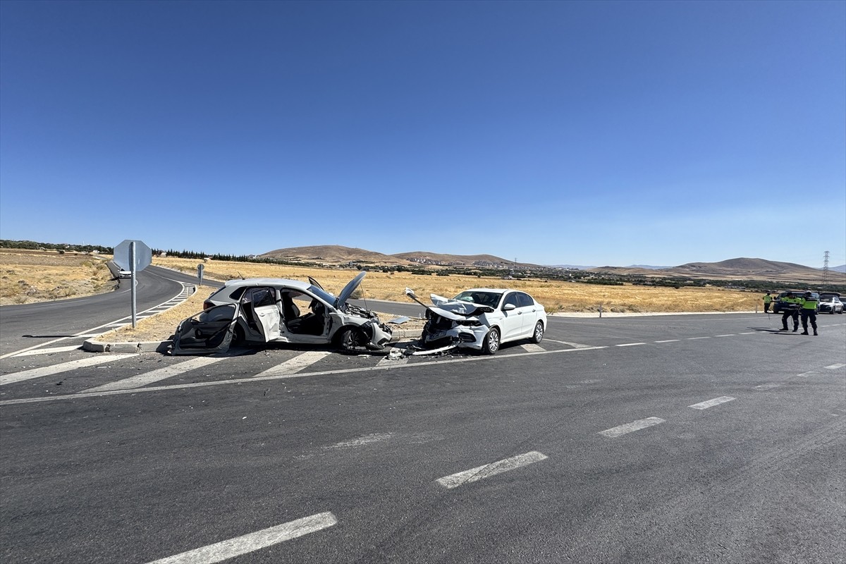 Elazığ'da iki otomobilin çarpışması sonucu 1'i ağır 8 kişi yaralandı.