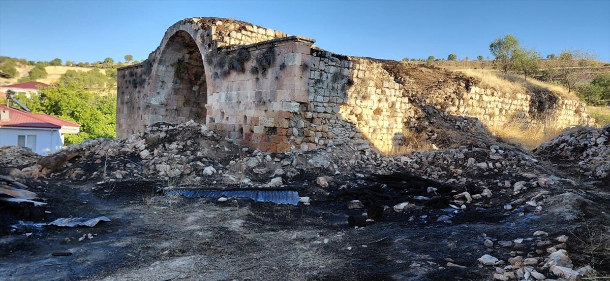 Elazığ'ın Keban ilçesinde otluk alanda başlayıp tarihi Denizli Kervansarayı'nın kalıntıları ile...