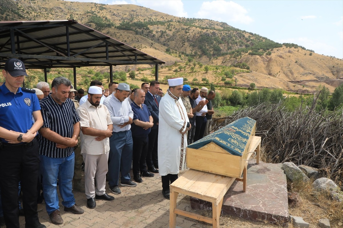 Elazığ'ın Palu ilçesinde maden ocağındaki göçükte hayatını kaybeden maden işçisi Hasan Coşkun'un...