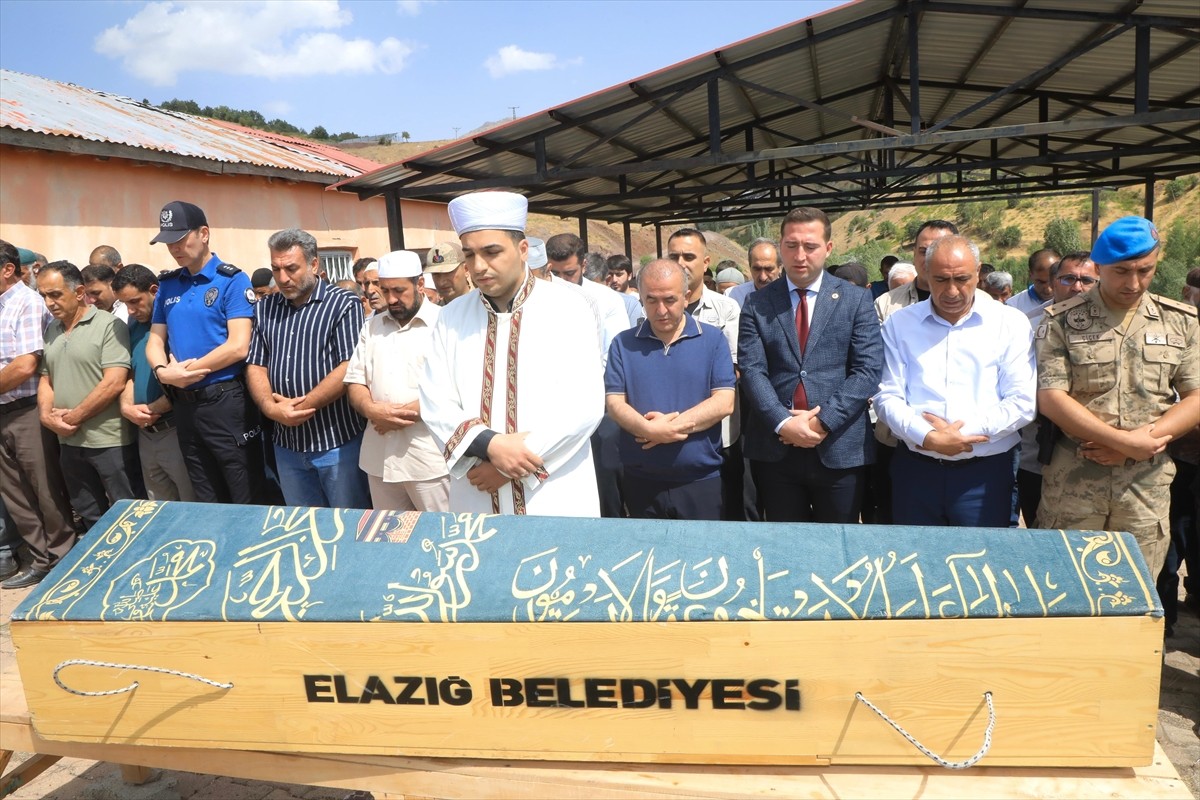 Elazığ'ın Palu ilçesinde maden ocağındaki göçükte hayatını kaybeden maden işçisi Hasan Coşkun'un...