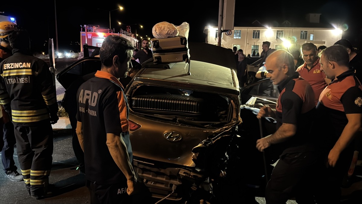 Erzincan'da bir hafif ticari araç ile iki otomobilin karıştığı zincirleme trafik kazasında 1’i...