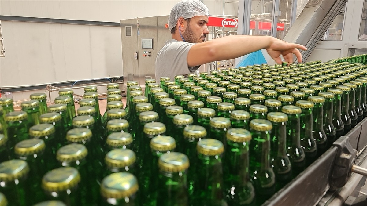 Erzincan'da üretilen ve bölgede "ekşi su" olarak adlandırılan maden suyu, sıcaklıklarla birlikte...