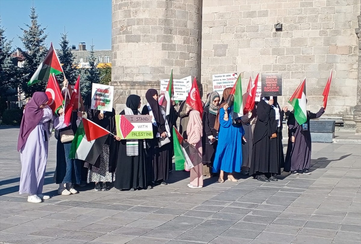 Erzurum'da hekimler ve sağlık çalışanları, İsrail'in Gazze'ye yönelik saldırılarını protesto etmek...