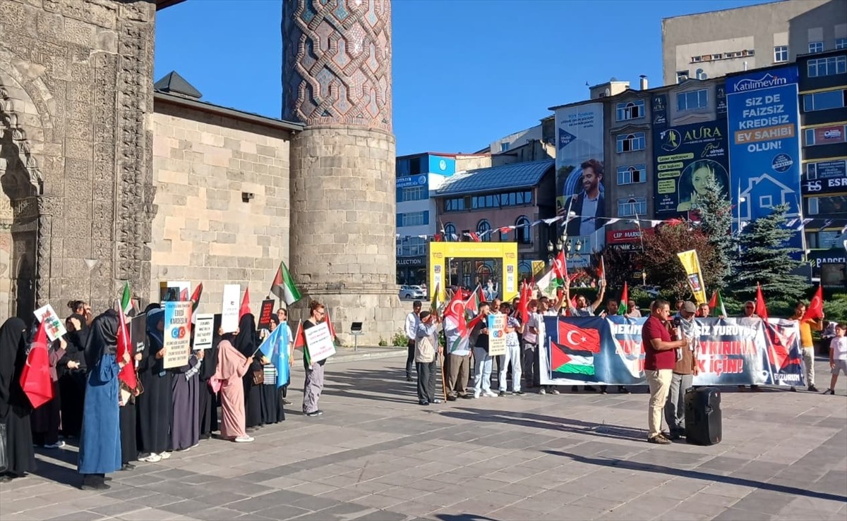 Erzurum'da hekimler ve sağlık çalışanları, İsrail'in Gazze'ye yönelik saldırılarını protesto etmek...