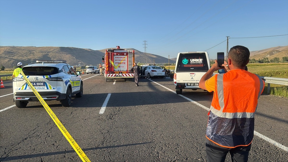 Erzurum'da, iki otomobilin çarpışması sonucu ilk belirlemelere göre 4 kişi hayatını...