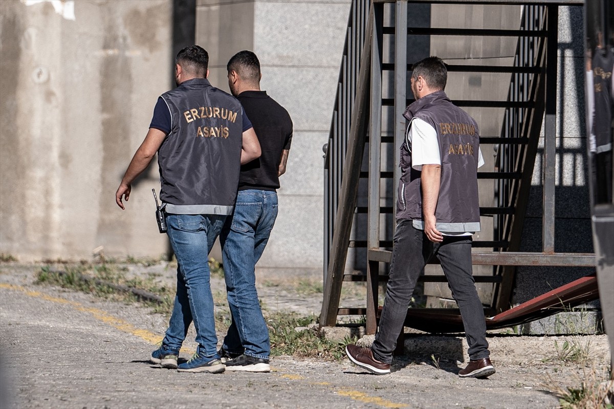 Erzurum'da iş yerlerinin önündeki 2 kişiyi silahla yaraladığı iddiasıyla gözaltına alınan 3...