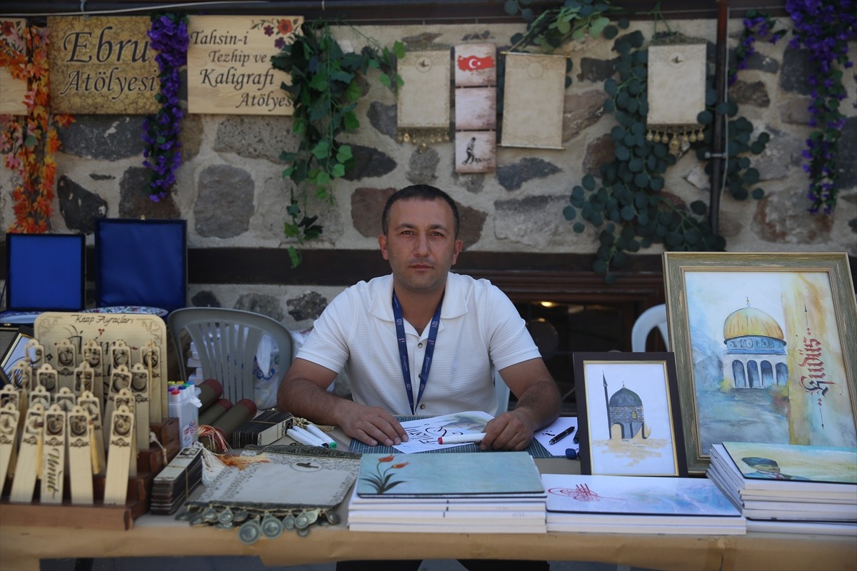 Erzurum'da öğrenim gören Filistinli öğrenciler, Kültür Yolu Festivali kapsamında Erzurum Kalesi...