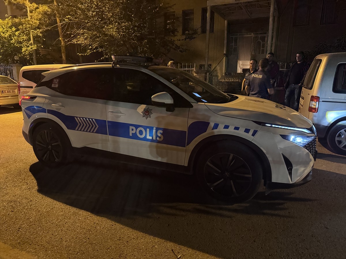 Erzurum'da silahlı saldırıya uğrayan kişi yaralandı. Bölgede inceleme yapan polis ekipleri...