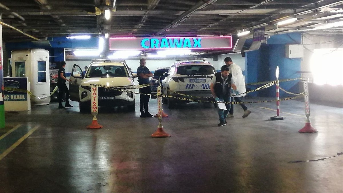 Esenyurt'ta motosikletli şüphelilerin bir alışveriş merkezinin (AVM) otoparkındaki oto yıkamacıya...