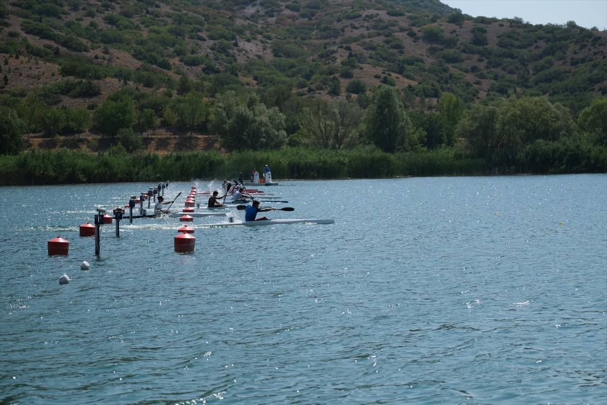 Eskişehir'in Odunpazarı ilçesinde Durgunsu Kano 2025 Türkiye Şampiyonası başladı.