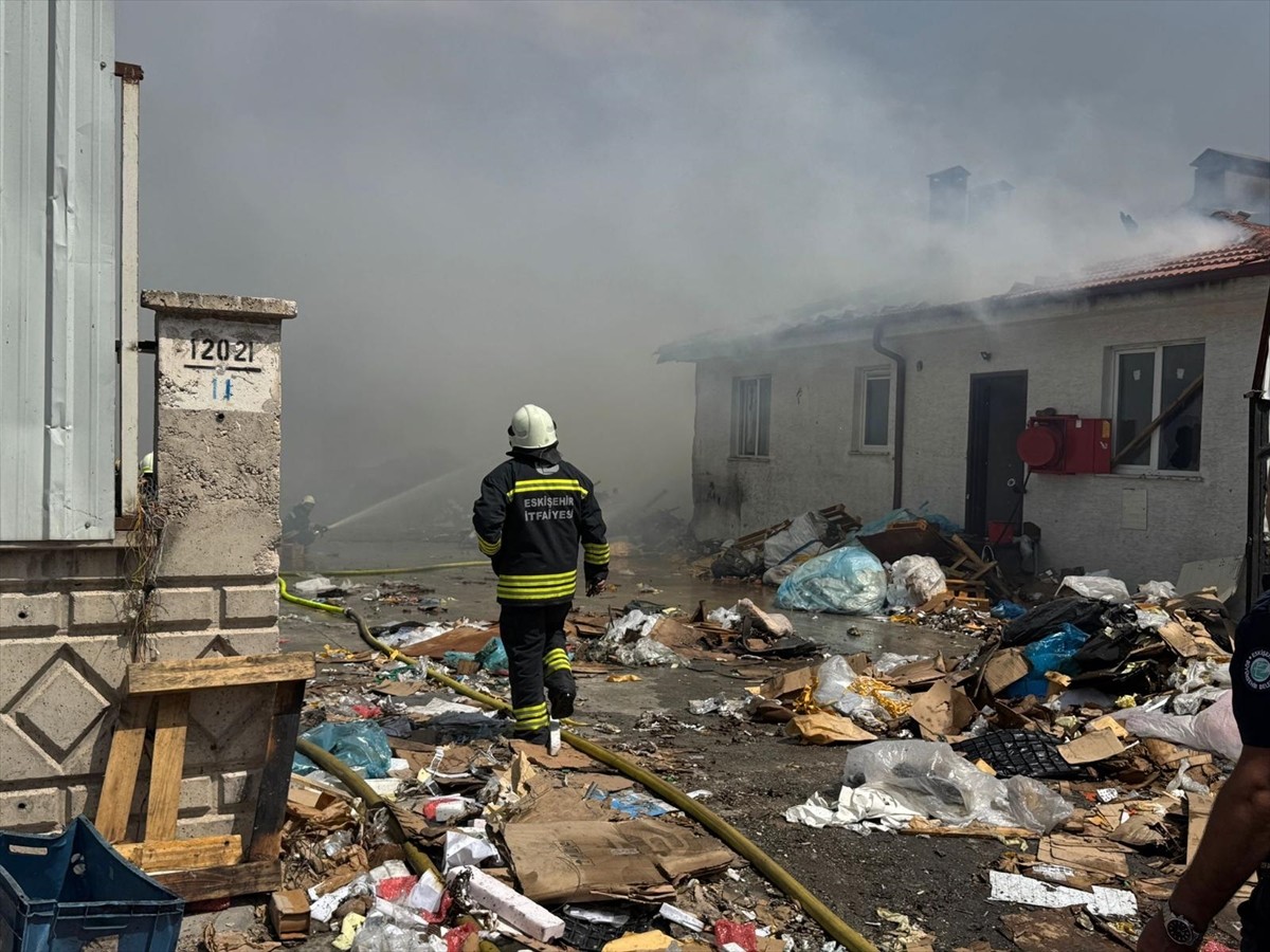 Eskişehir'in Odunpazarı ilçesinde geri dönüşüm tesisinde çıkan yangına havadan ve karadan müdahale...