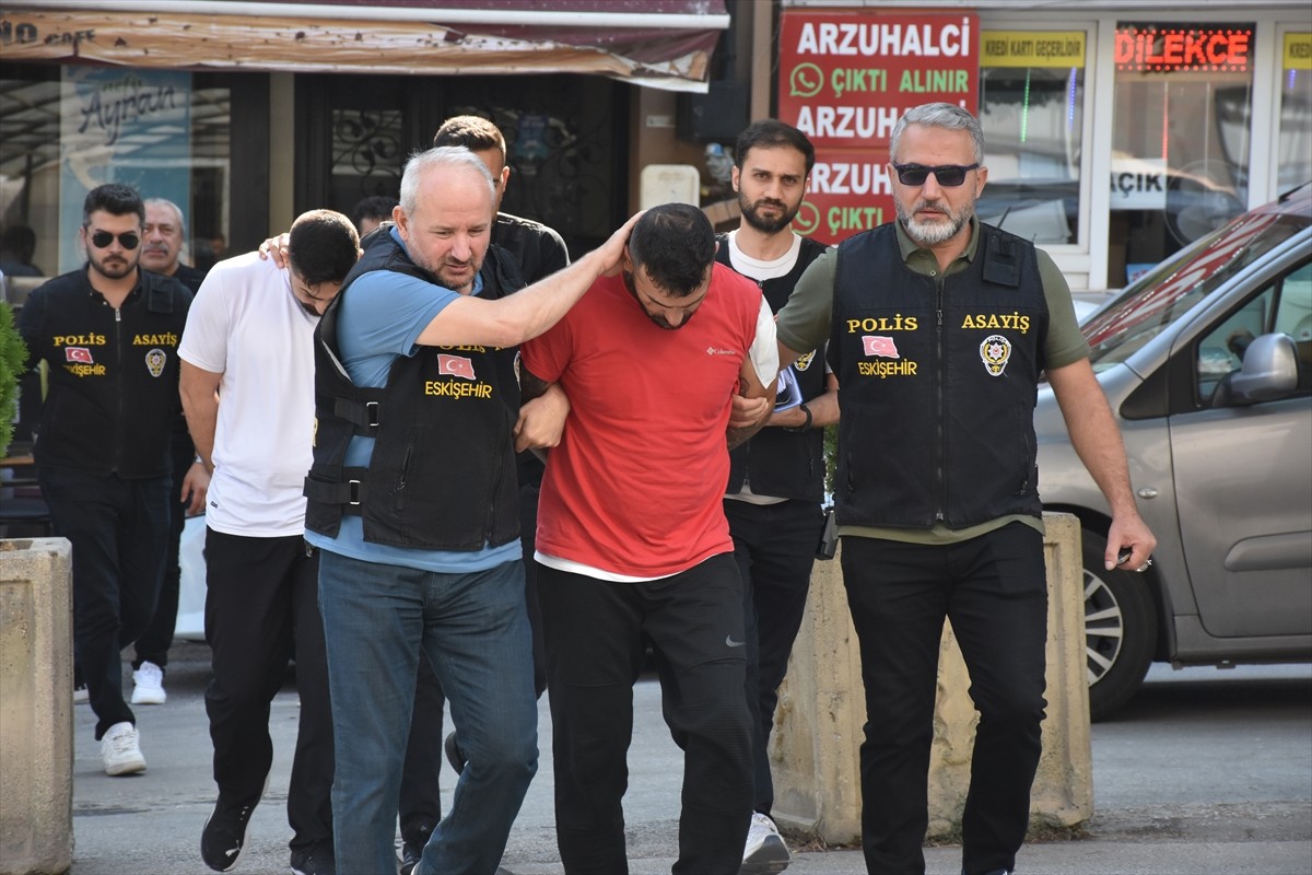 Eskişehir'in Tepebaşı ilçesinde çıkan silahlı kavgada 2 kişiyi öldürdükleri ve 1 kişiyi de...