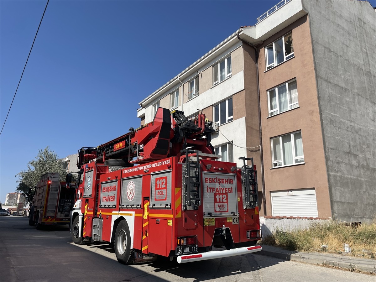 Eskişehir'in Tepebaşı ilçesindeki bir apartman dairesinde çıkan yangında dumandan etkilenen kişi...
