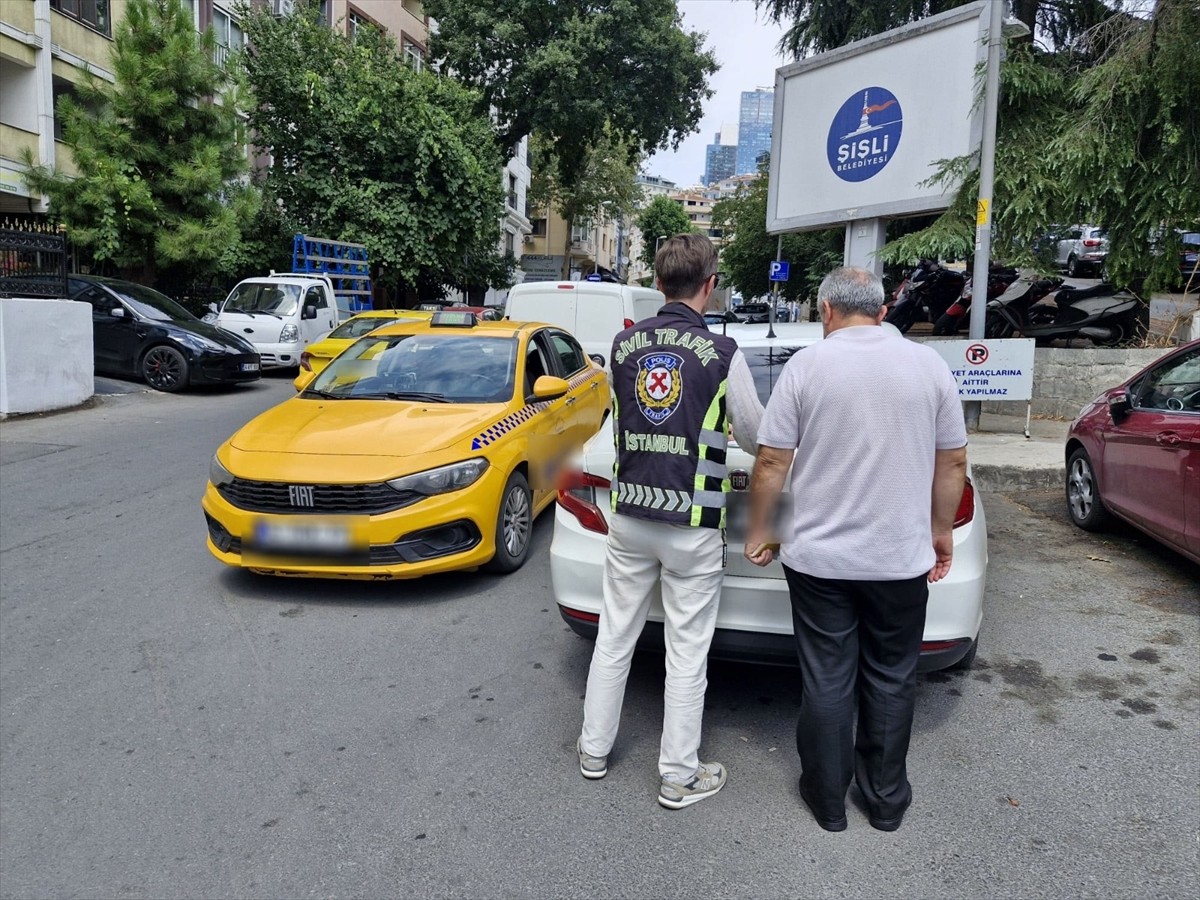 Fatih'te yolcu seçtiği tespit edilen taksi sürücüsüne 9 bin 267 lira para cezası uygulanırken...