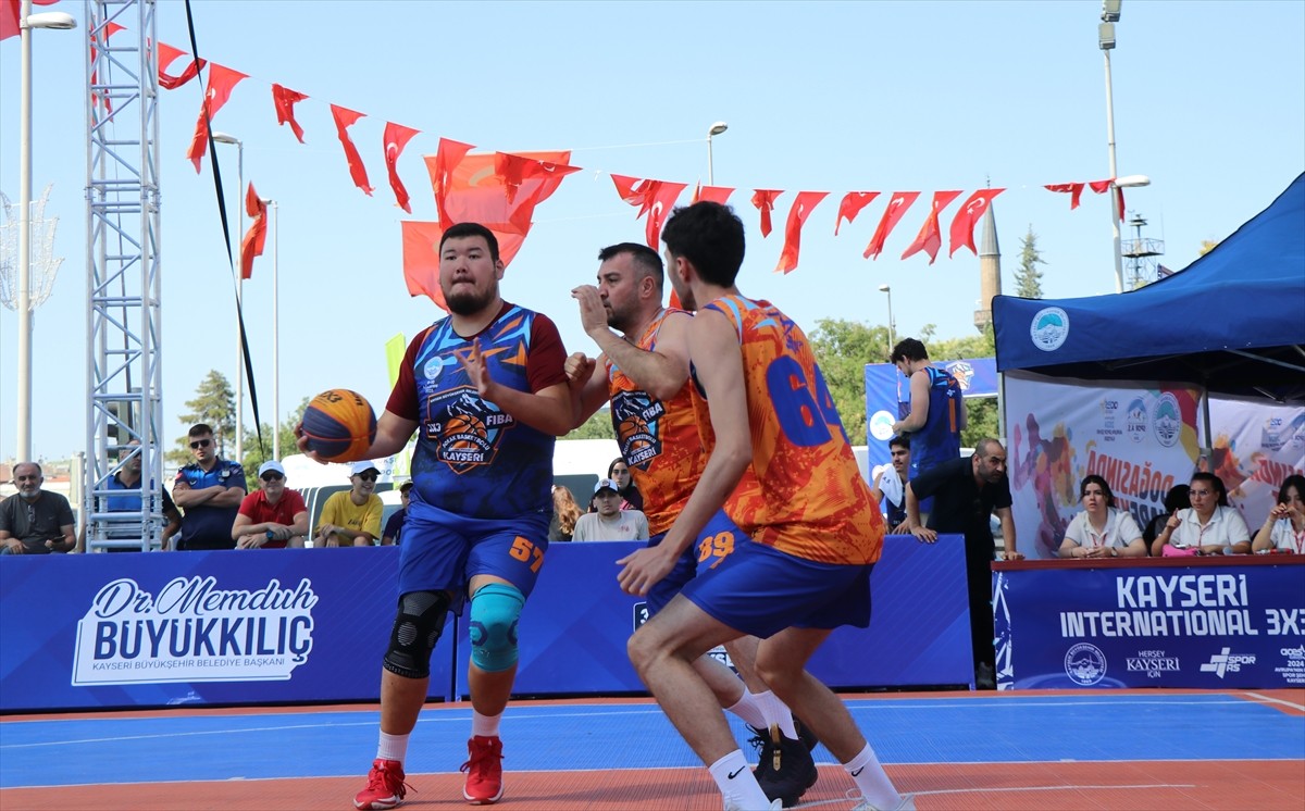 FIBA onaylı Lite Quest 3x3 Uluslararası Basketbol Turnuvası, Kayseri'de ikinci gün müsabakalarıyla...