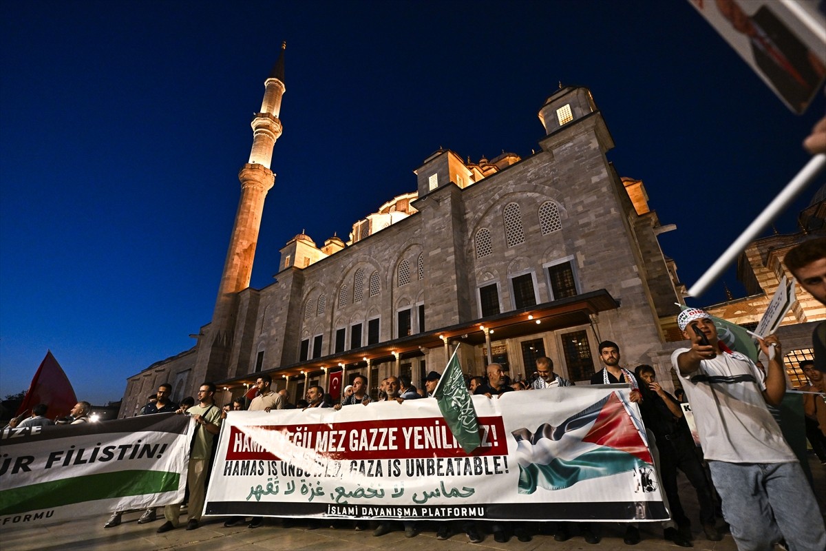 Filistin'e Destek Platformu üyeleri, "Gazze'nin Zaferi İçin Duaya Davet" programı kapsamında...