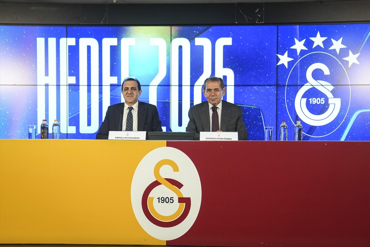 Galatasaray Kulübü Başkanı Dursun Özbek (sağda) ve Galatasaray Sportif AŞ. Başkan Vekili Abdullah...