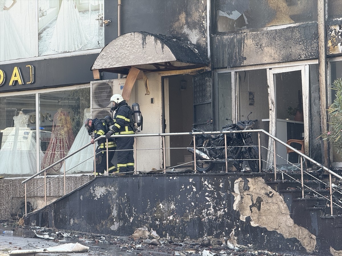 Gaziantep'in Şahinbey ilçesinde yangın çıkan 5 katlı binada mahsur kalan 15 kişi dumandan...