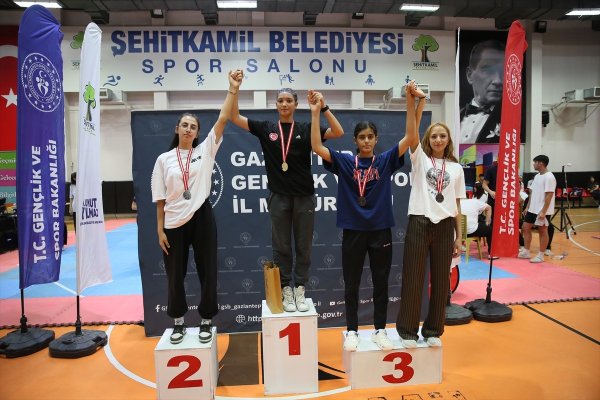 Gaziantep'te 21 ilden 400 sporcunun katılımıyla dün başlayan "İller Arası Ümitler Tekvando...