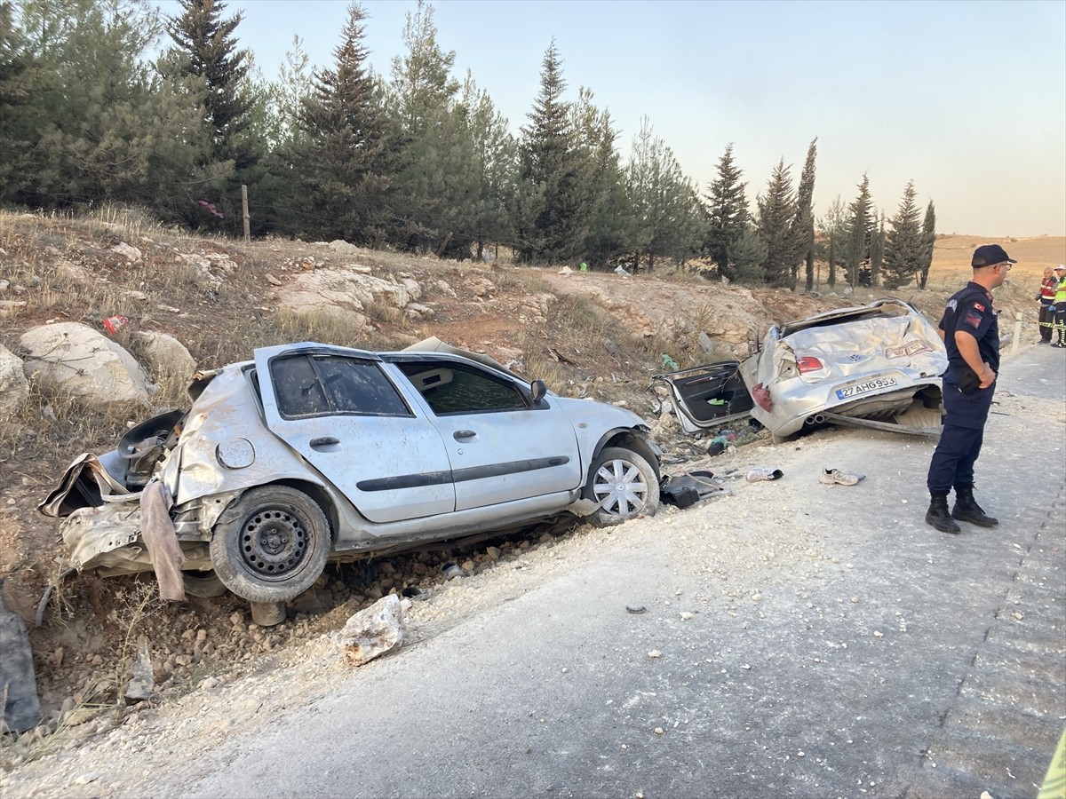  Gaziantep'te iki otomobilin çarpışması sonucu ilk belirlemelere göre 3 kişi öldü, 3 kişi...