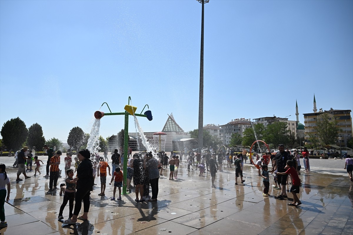 Gaziantep'te termometreler 40 derecenin üzerinde gösterirken, sıcak hava günlük hayatı olumsuz...