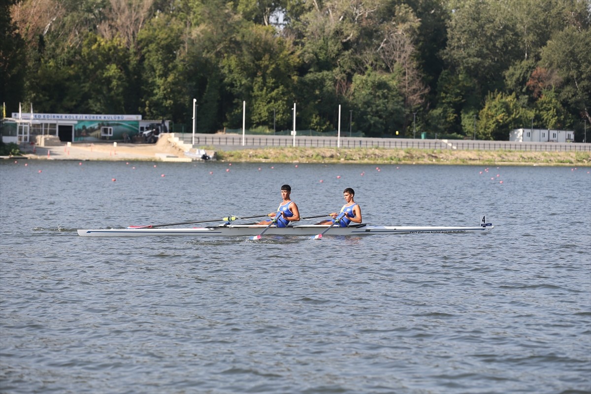 Gençler Türkiye Kürek Şampiyonası, Meriç Nehri'nde eleme müsabakalarıyla başladı. Türkiye Kürek...