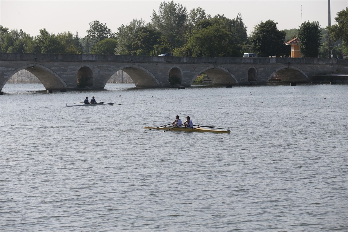 Gençler Türkiye Kürek Şampiyonası, Meriç Nehri'nde eleme müsabakalarıyla başladı. Türkiye Kürek...