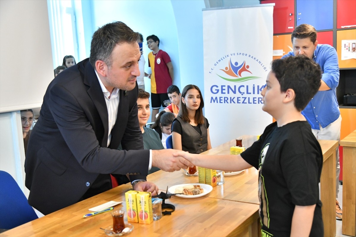 Gençlik ve Spor Bakan Yardımcısı Enes Eminoğlu, Tekirdağ'da Deneyap Teknoloji Atölyesi'nde yaz...