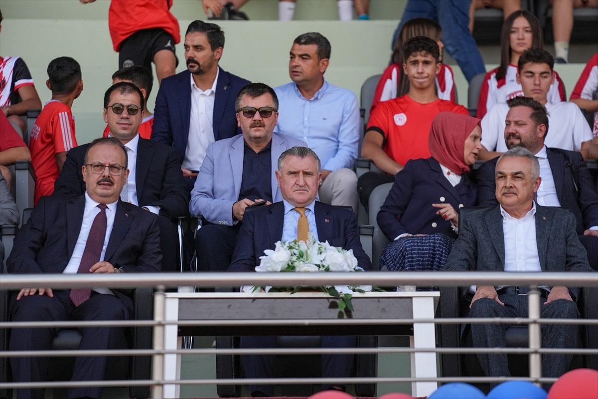 Gençlik ve Spor Bakanı Osman Aşkın Bak, Aydın'da Adnan Menderes Üniversitesi Stadyumunda...