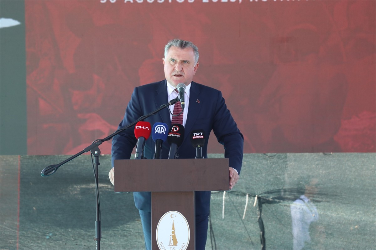 Gençlik ve Spor Bakanı Osman Aşkın Bak, Kütahya'nın Altıntaş ilçesine bağlı Zafertepe Çalköy'deki...