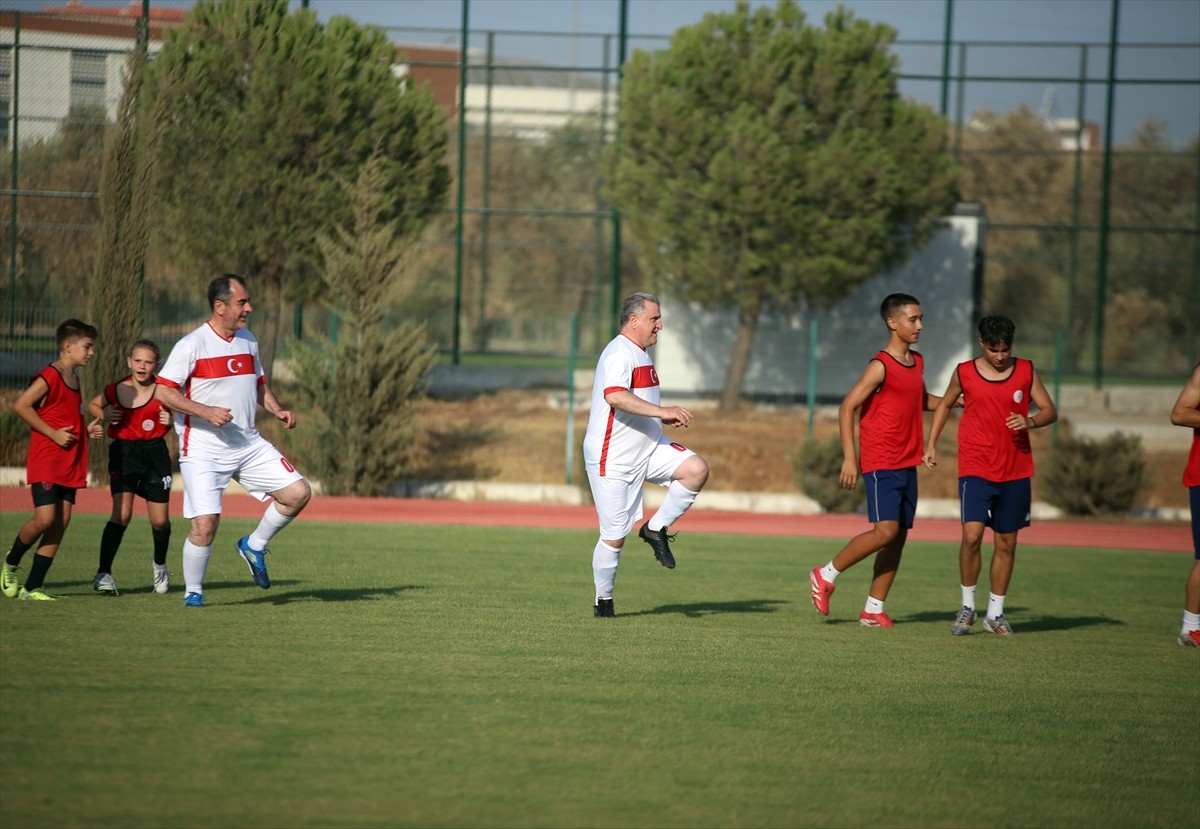 Gençlik ve Spor Bakanı Osman Aşkın Bak (sağ3), Aydın'da genç sporcular ve kent protokolünün...