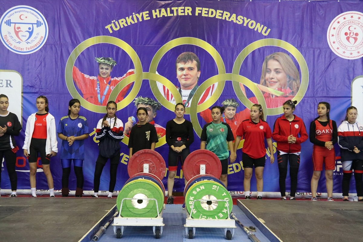 Gençlik ve Spor Bakanlığı ile Türkiye Halter Federasyonunun katkılarıyla düzenlenen Yıldızlar...