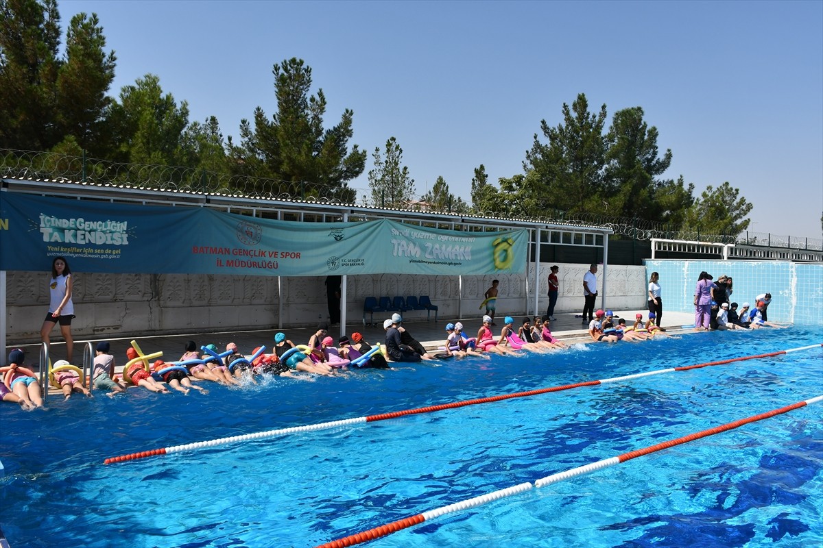 Gençlik ve Spor Bakanlığının "Yüzme Bilmeyen Kalmasın Projesi" kapsamında Batman'da açılan kursa...