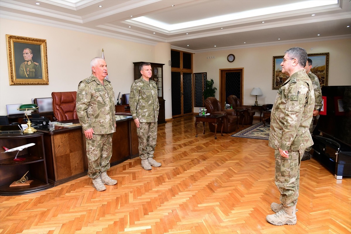 General ve amiral atamaları kapsamında düzenlenen devir teslim töreninde, 2'nci Ordu Komutanlığı...