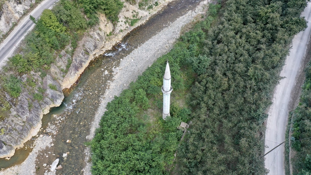Giresun'da 5 yıl önce yaşanan selde camisi yıkılan minare, görüntüsüyle dikkati çekiyor. Kentte 22...