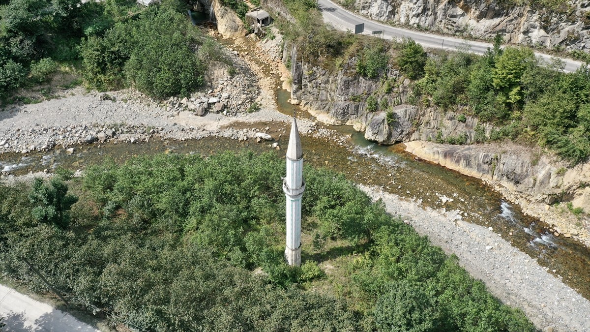 Giresun'da 5 yıl önce yaşanan selde camisi yıkılan minare, görüntüsüyle dikkati çekiyor. Kentte 22...