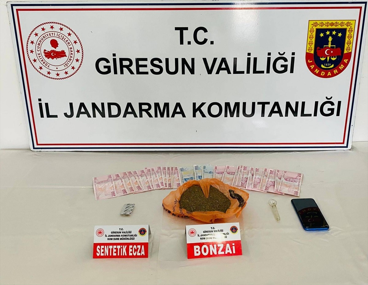 Giresun'da uyuşturucu operasyonunda gözaltına alınan 2 şüpheliden 1'i tutuklandı. Aramalarda 161...