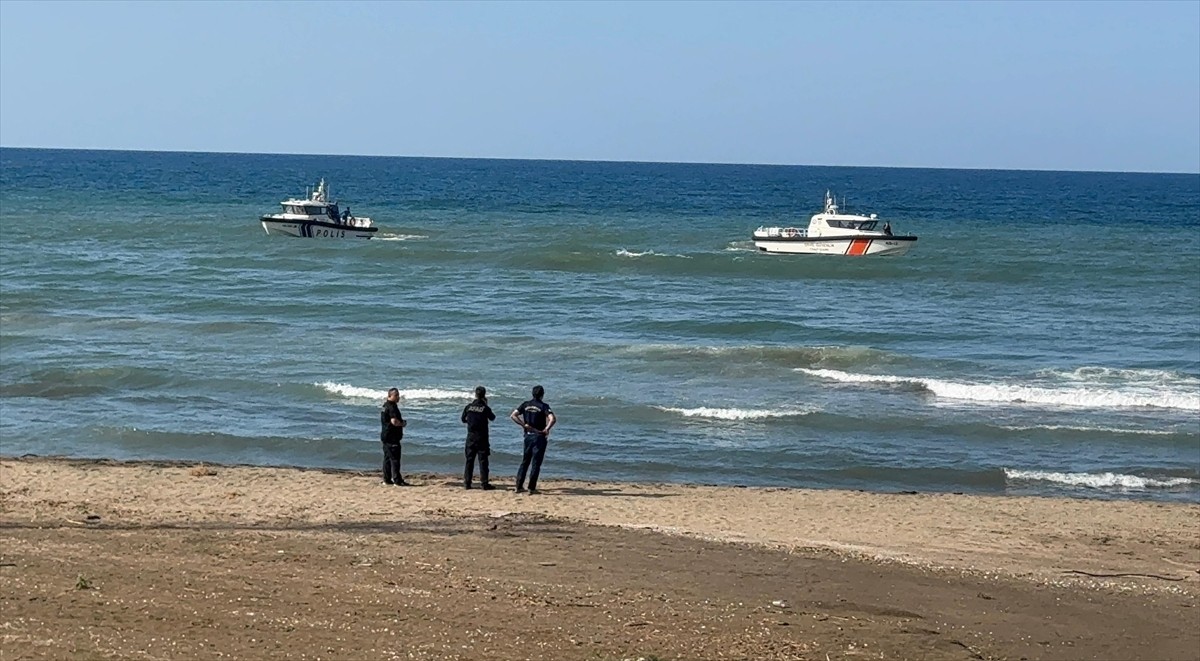Giresun'da yüzmek için denize girdikten sonra kaybolan kişinin bulunması için arama çalışması...