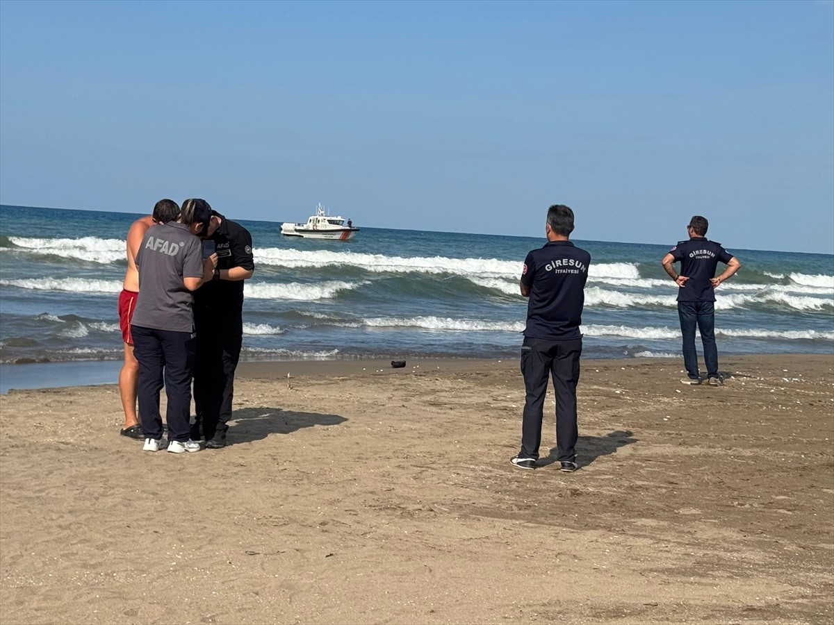 Giresun'da yüzmek için denize girdikten sonra kaybolan kişinin bulunması için arama çalışması...