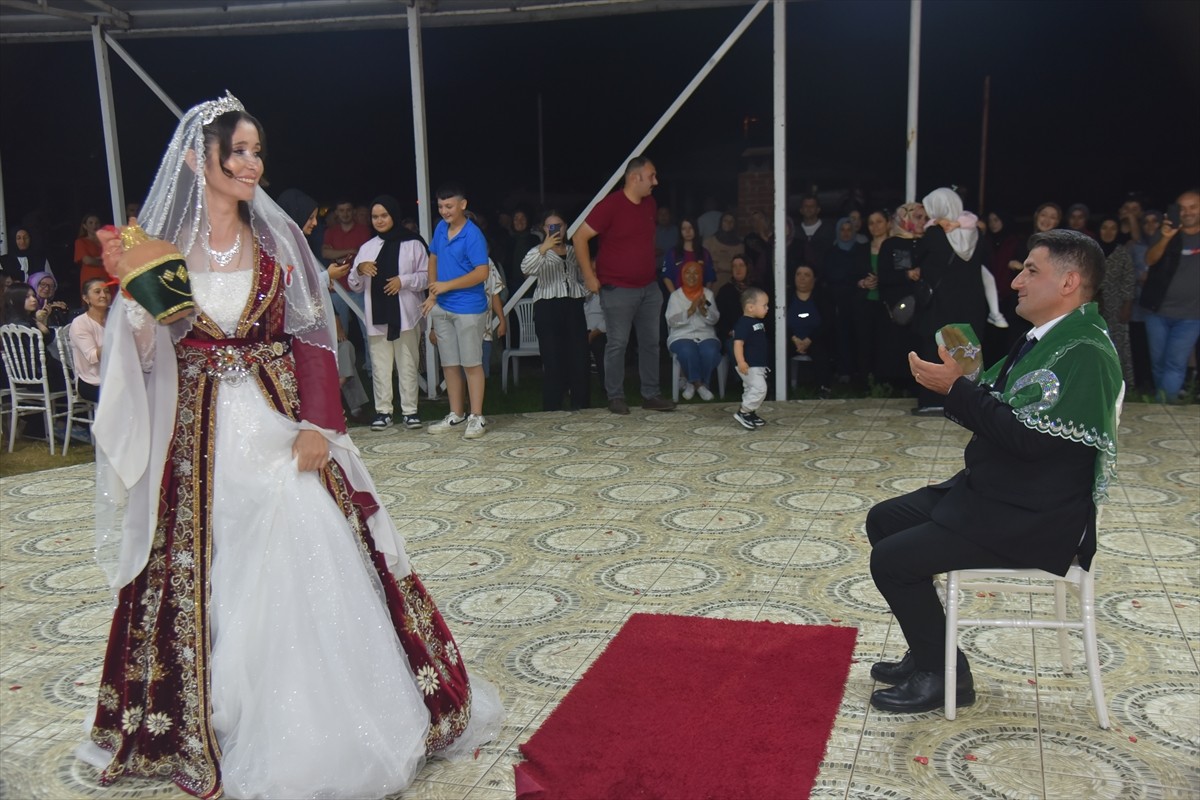 Giresun'un Görele ilçesinde yaşayan Tiryakioğlu çifti, 17 yıl sonra gelinlik ve damatlık giyip...