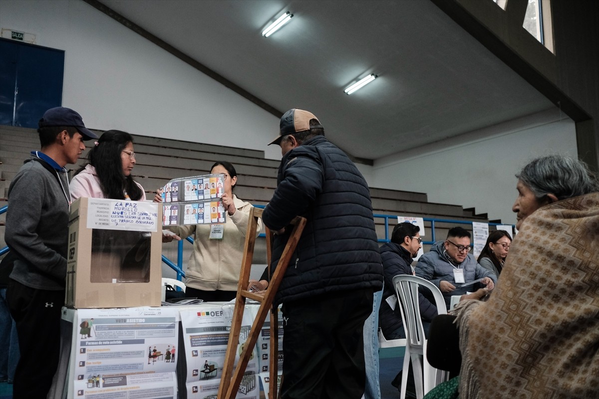 Güney Amerika ülkesi Bolivya'da, ülkeyi 5 yıl yönetecek devlet başkanını belirlemek üzere La Paz...