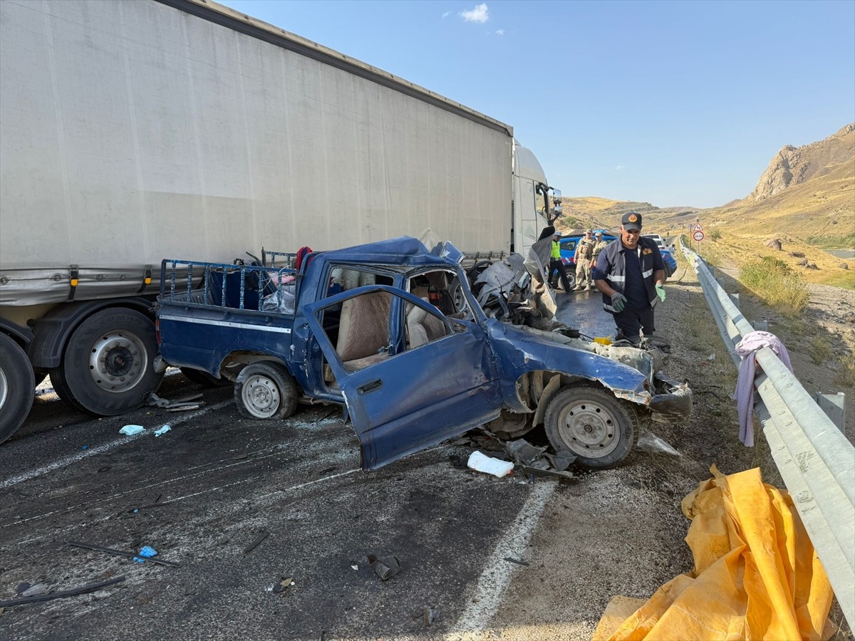 Hakkari'de tır ile pikabın çarpışması sonucu 4 kişi hayatını kaybetti, 1 kişi yaralandı.
