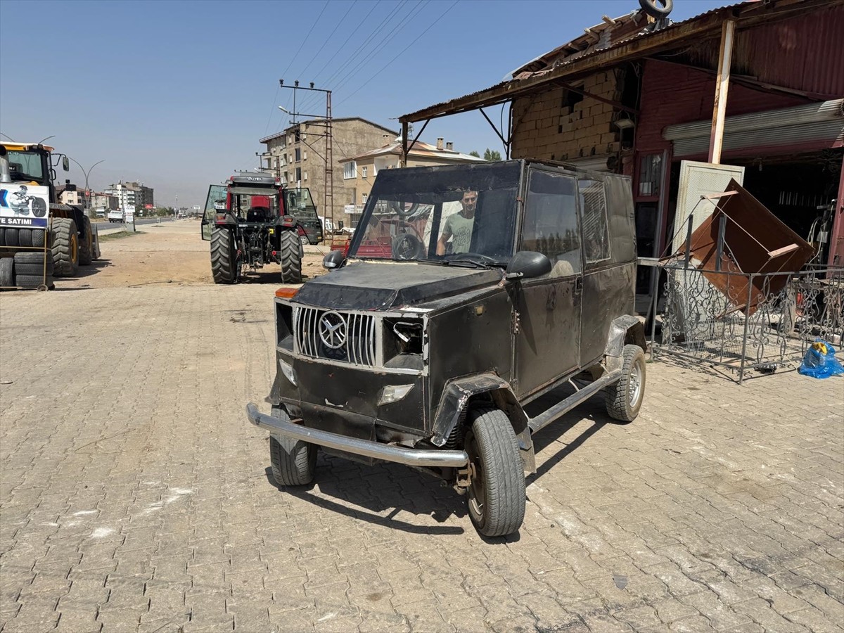 Hakkari'nin Yüksekova ilçesinde otomobil lastiği tamircisi Yusuf Yılmaz, topladığı hurda...