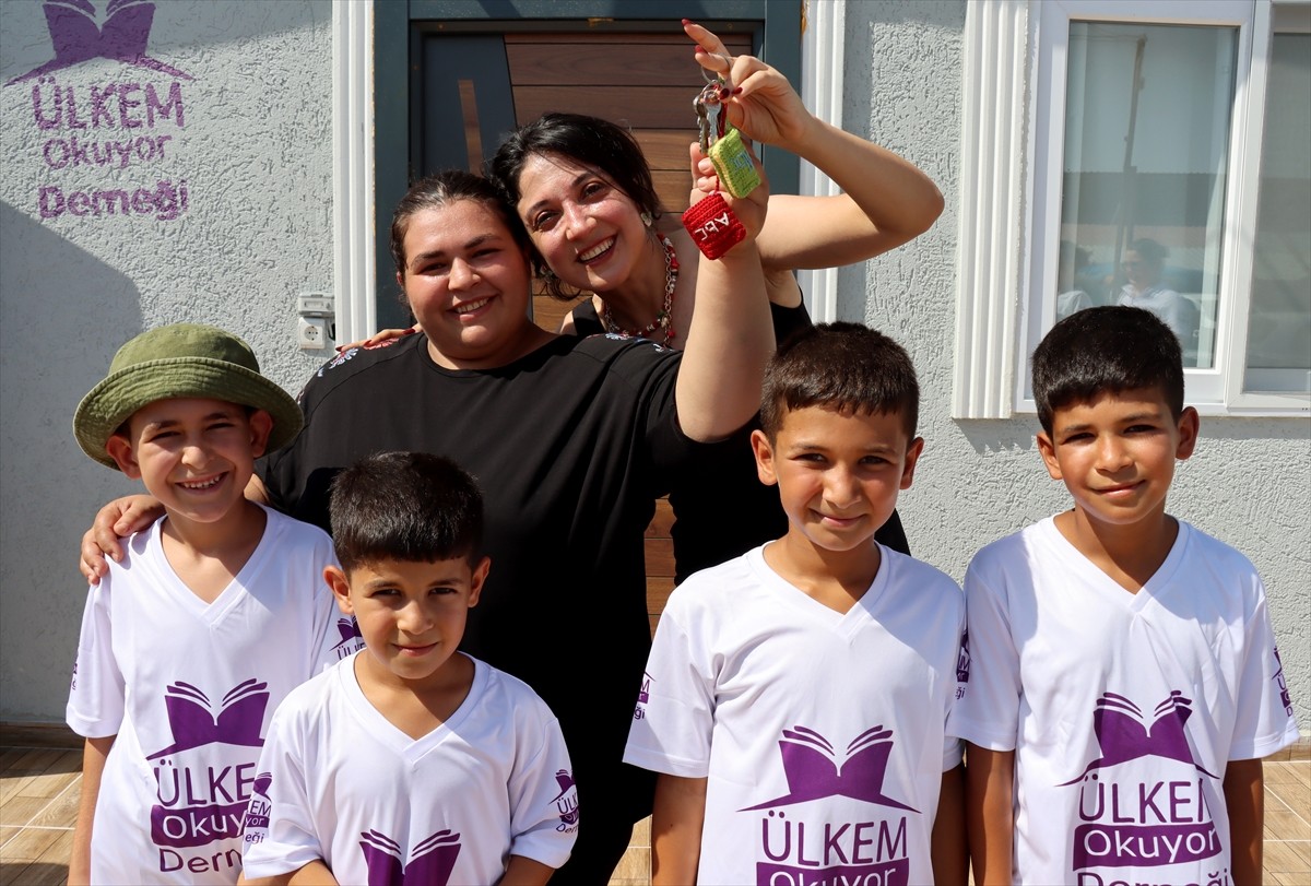 Hatay'da depremlerde evlerinin yıkılması nedeniyle babası, oğlu ve 3 üvey kardeşiyle bahçesindeki...