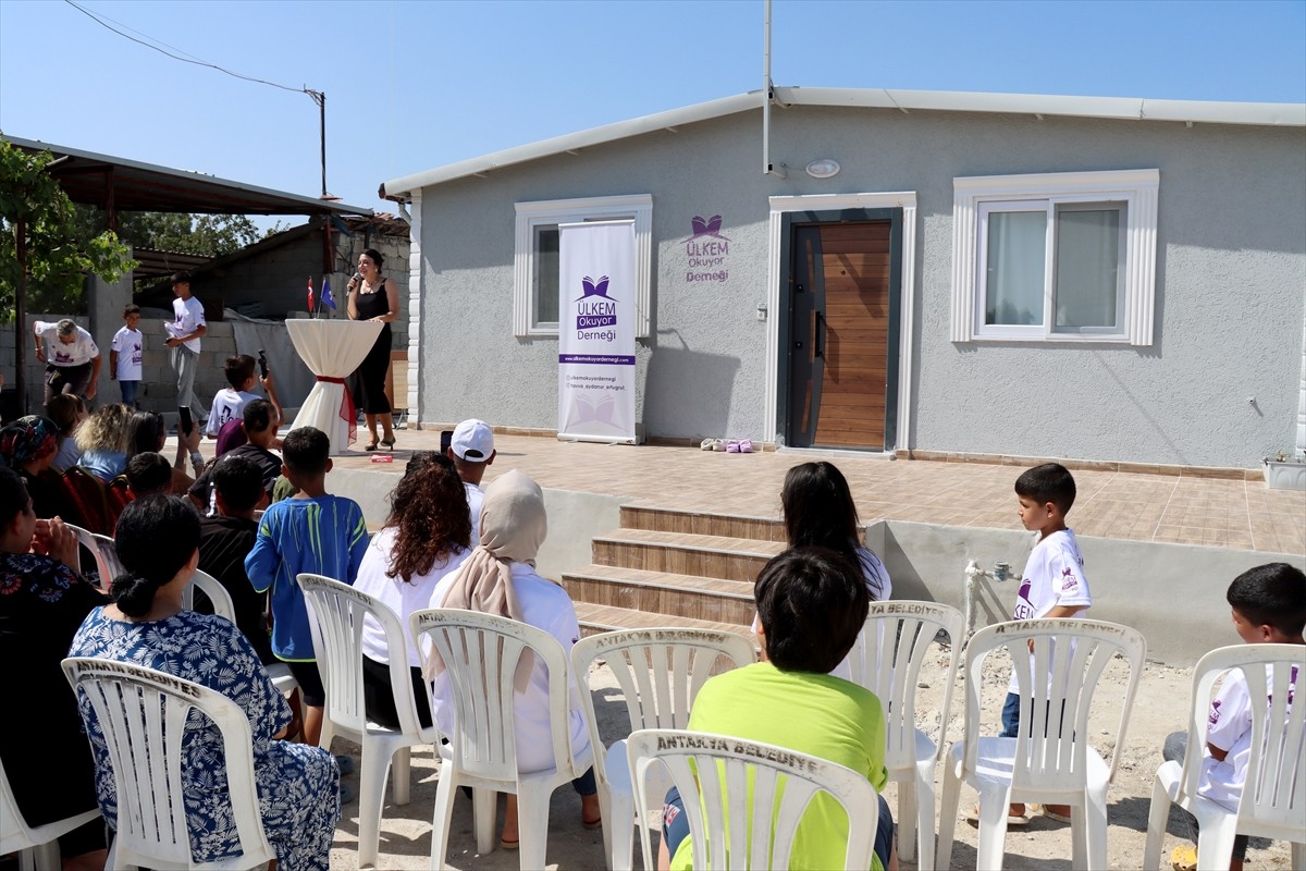 Hatay'da depremlerde evlerinin yıkılması nedeniyle babası, oğlu ve 3 üvey kardeşiyle bahçesindeki...